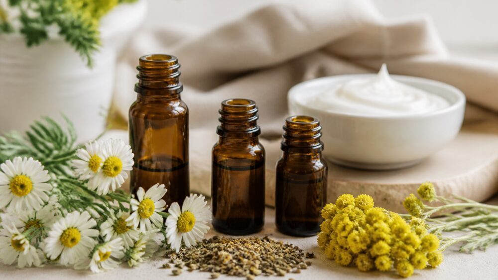متخصص پوست در حال بررسی لکه ای مشکوک روی پشت دست بیمار
